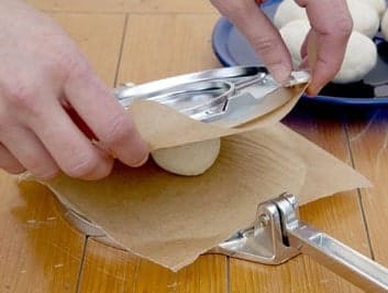 how to use tortilla press
